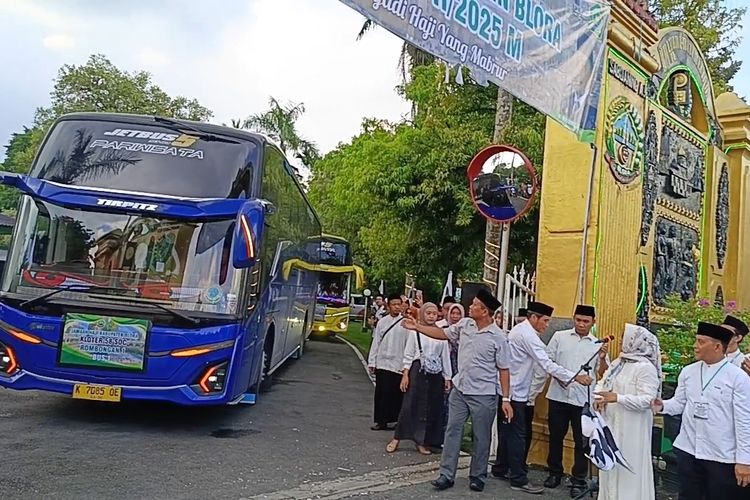 Keasyikan Makan di Bawah Pohon, Calhaj Asal Blora Hampir Ketinggalan Rombongan