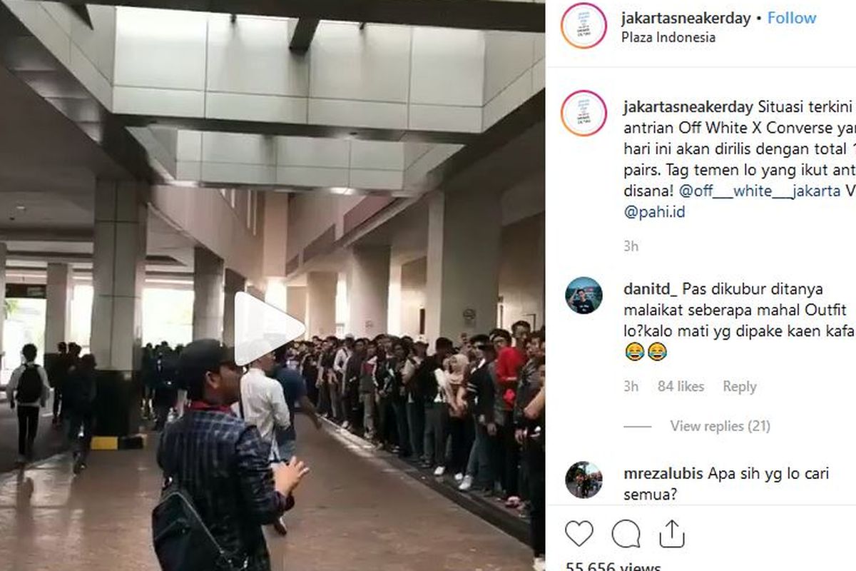 Antrean pembeli Off-White X Converse di Plaza Indonesia yang mengular jadi viral di media sosial. 