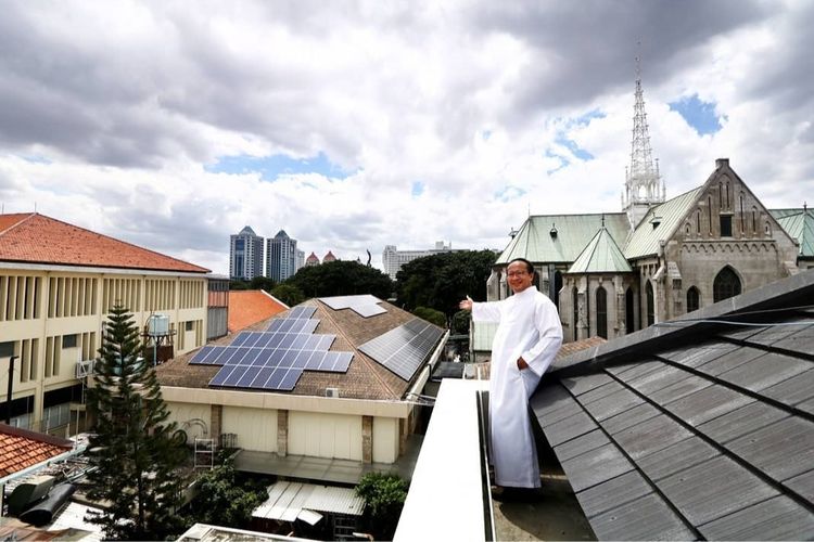 Pemasangan panel surya di Gereja Katedral Jakarta dilakukan dalam dua tahap.