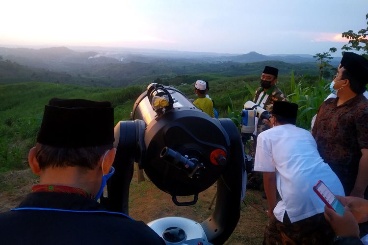 Hilal observers at Blitar regency, East Java, Monday (12/4/2021)