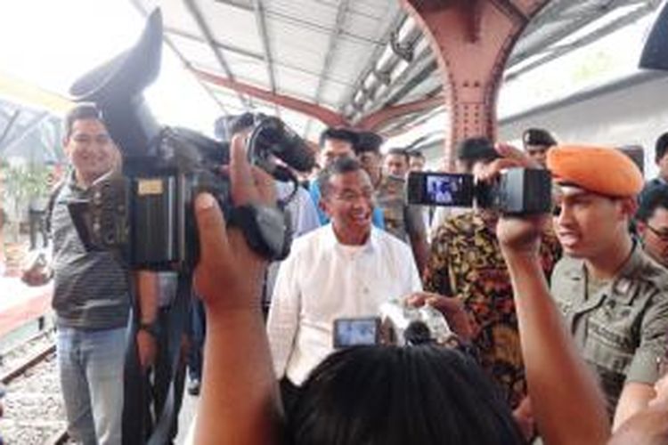 Menteri BUMN Dahlan Iskan, tiba di stasiun Jember, Jawa Timur, Selasa (19/11/13)