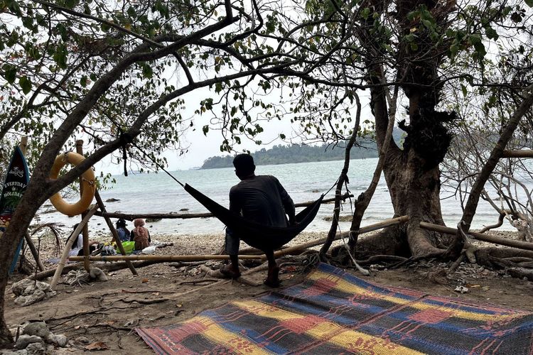 Pengunjung di Pulau Merak Kecil Selasa (14/11/2023).