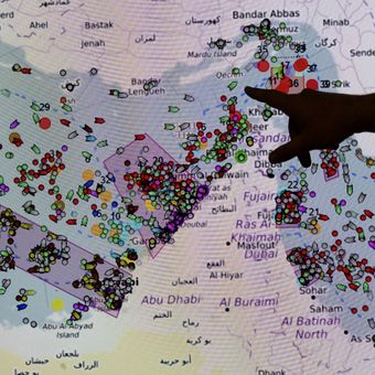 Komandan Perancis Thomas Scalabre saat menunjuk posisi kapal-kapal di Selat Hormuz, dalam layar di MICA (Maritime Information and Cooperation Awareness) di Brest, Perancis, 27 April 2026.