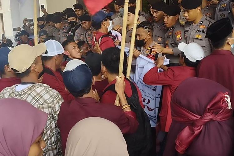 Puluhan aktivis ikatan mahasiswa muhamadiyah (IMM) Kota AMbon dan mahasiswa Universitas Darusalam Ambon terlibat kericuhan dengan polisi di kantor DPRD Maluku, Rabu (7/9/2022)