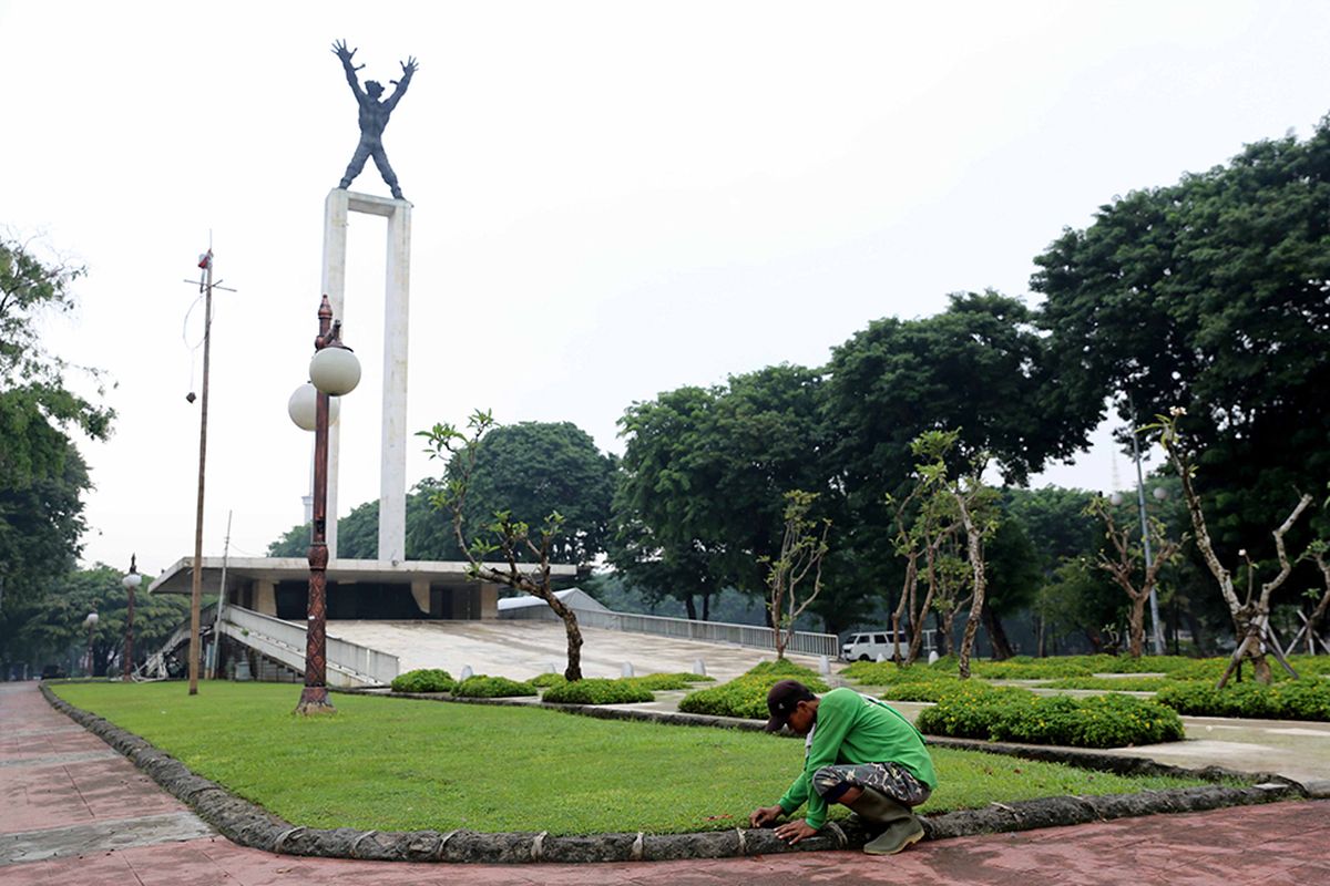 Petugas membersihkan taman di kawasan Taman Lapangan Banteng, Jakarta Pusat, Kamis (23/3/2017). Pemprov DKI Jakarta akan merenovasi kawasan Taman dan Lapangan Banteng berstandar internasional dan program penataan tersebut akan menggunakan dana melalui program Corporate Social Responsibility (CSR).