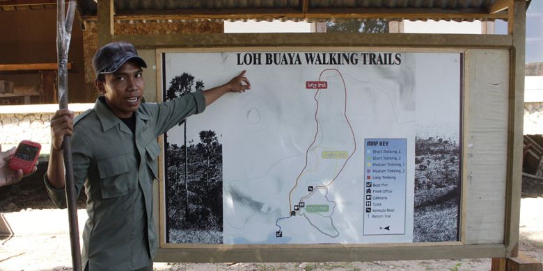 Ranger atau polisi hutan di TN Komodo memberikan penjelasan kepada wisatawan yang tiba di Pulau Rinca, Kabupaten Manggarai Barat, Nusa Tenggara Timur, Sabtu (10/5/2014).