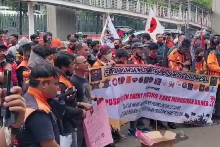 Massa aksi dari kurir online Lalamove telah selesai menggelar demo yang berlangsung di Gedung Tempo Scan Tower di Jalan HR Rasuna Said, Setiabudi, Jakarta Selatan. 