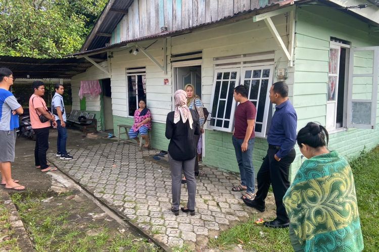 Polisi mendatangi kediaman Zubaidah di Girimaya, Pangkalpinang, terkait penemuan bayi dalam kantong plastik, Rabu (31/8/2022).