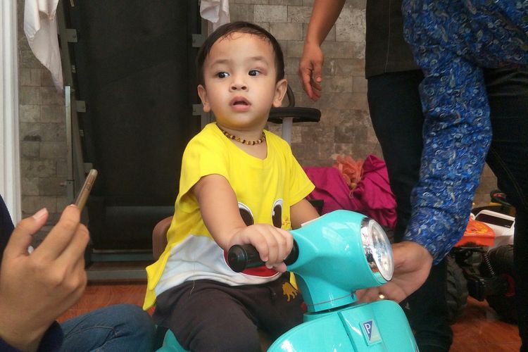 Anak mendiang Vanessa Angel dan Bibi Andriansyah, Gala Sky Andriansyah selesai sidang descente di rumah kakeknya, Faisal, di kawasan Kebon Jeruk, Jakarta Barat (25/3/2022).