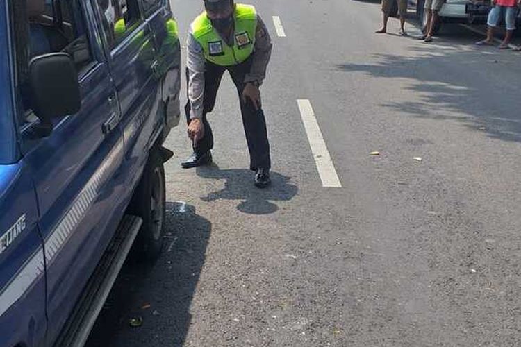 Dua mobil tabrakan di Jalan Nanggulan - Mendut pada Pedukuhan Ngrajun, Kalurahan Banjarharjo, Kapanewon Kalibawang, Kabupaten Kulon Progo, Daerah Istimewa Yogyakarta. Daihatsu Terios B 2227 KKL membawa empat orang tabrakan dengan Toyota Kijang AA 1065 A memuat 11 orang.