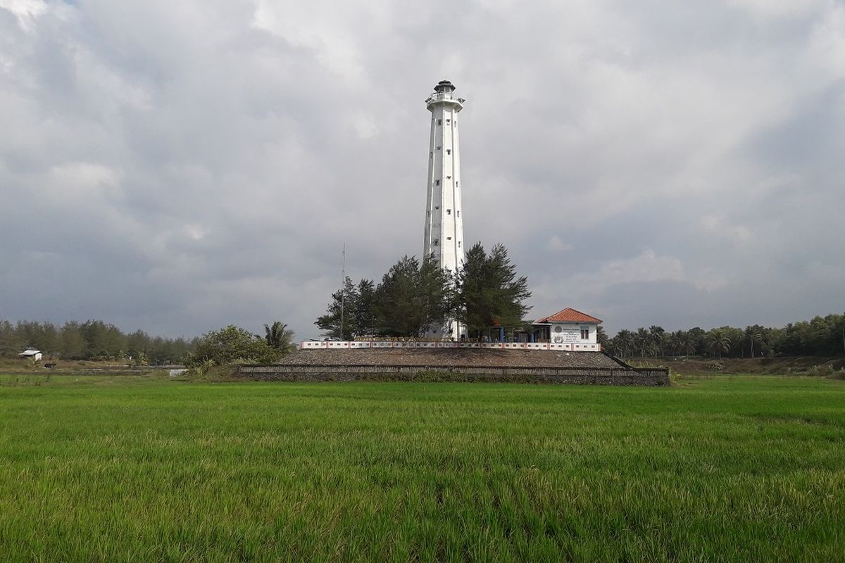 Mercusuar Pantai Jetis, di Kabupaten Purworejo Jawa Tengah, salah satu destiansi wisata yang bisa disambangi, Senin 911/6/2018).