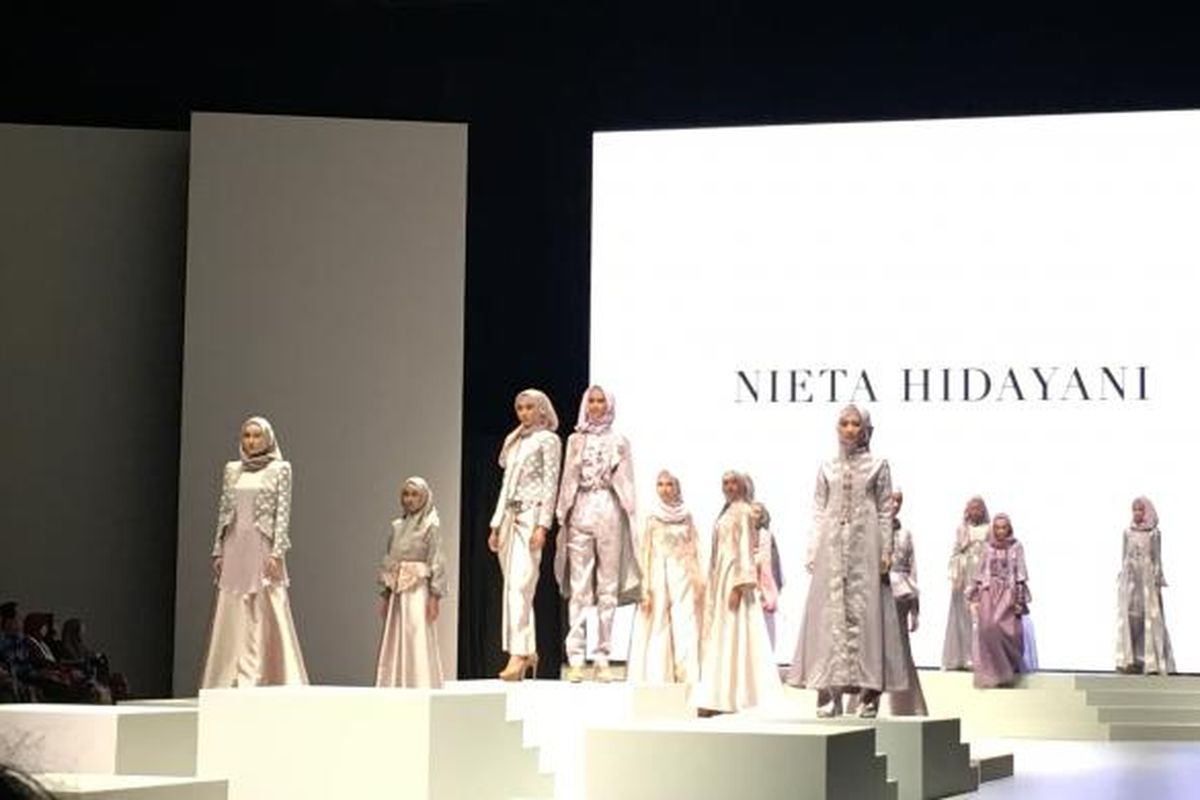 Koleksi busana Nieta handayani dalam Indonesia Fashion Week (IFW) 2017 di Jakarta, Rabu (1/2/2017). 