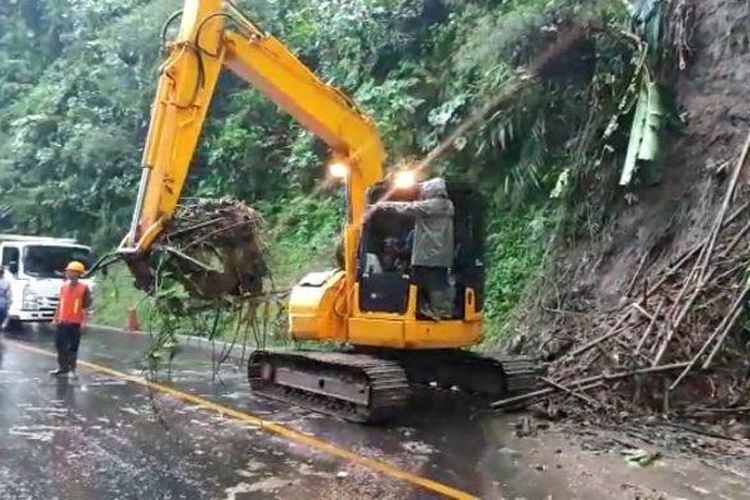 Jalur Cadas Pangeran di Kabupaten Sumedang Jawa Barat kembali longsor pada Kamis (10/11/2022) sore. Akibat kejadian ini, jalan Bandung-Cianjur terganggu.