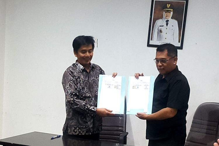 Penandatanganan Naskah Perjanjian Hibah Daerah (NPHD) untuk anggaran Pilwali Surabaya 2020 antara pemkot dengan Komisi Pemilihan Umum (KPU) Surabaya dan Badan Pengawas Pemilu (Bawaslu) Surabaya di kantor Bakesbangpol Surabaya, Senin (7/10/2019).