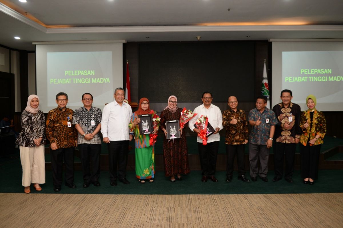Menteri Desa, Pembangunan Daerah Tertinggal, dan Transmigrasi (Mendes PDTT) Eko Putro Sandjojo melepas empat purna tugas pejabat tinggi madya di Kantor Kemendes PDTT, Jumat (7/9/2018)