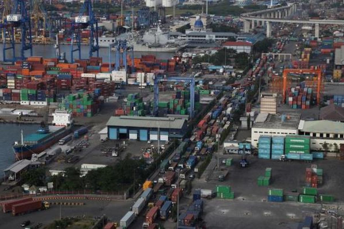 Antrean kendaraan yang akan keluar kawasan Pelabuhan Tanjung Priok, Jakarta, Jumat (31/5/2013). 
