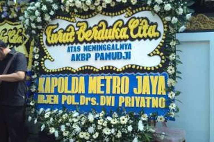Karangan bunga dari Kapolda Metro Jaya Irjen Pol Dwi Priyatno di rumah duka polisi korban penembakan sesama polisi.