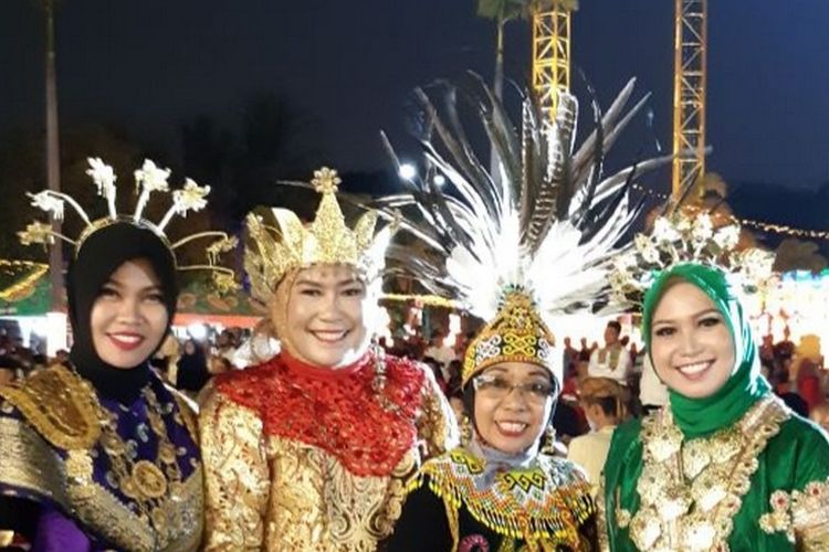 Sekitar 800 kepala wilayah DKI Jjakarta hadir mengenakan busana daerah di Ancol Asian Festival, Sabtu (25/8/2018). 