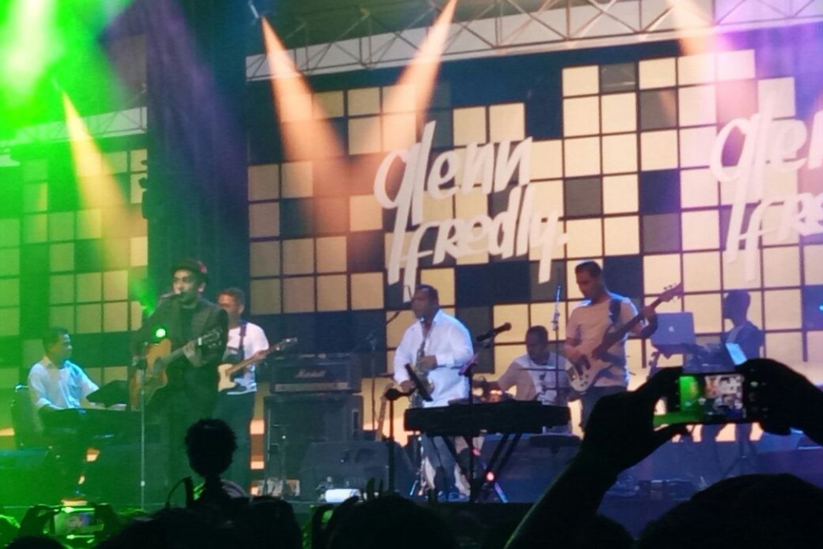 Glenn Fredly saat beraksi di atas panggung Line Concert yang digelar di Medan International Convention Center, Medan Sunggal, Sumatera Utara, Sabtu (27/1/2018).