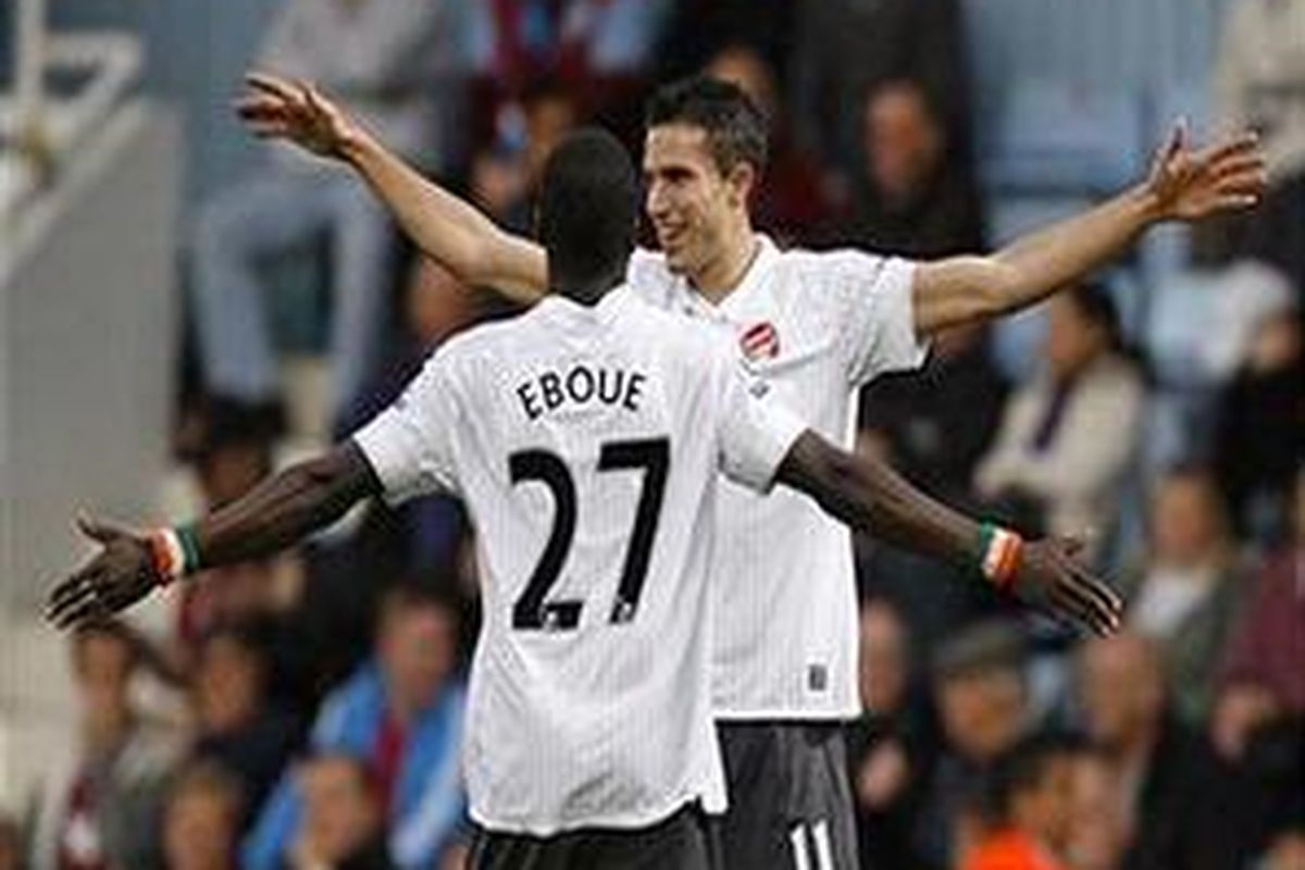 Penyerang Arsenal, Robin van Persie merayakan golnya ke gawang West Ham United, Minggu (25/10).