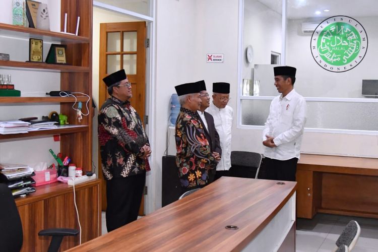 Presiden Joko Widodo menyempatkan berkunjung ke kantor Majelis Ulama Indonesia (MUI) Jawa Barat dalam kunjungan kerjanya ke Bandung, Selasa (17/4/2018). 