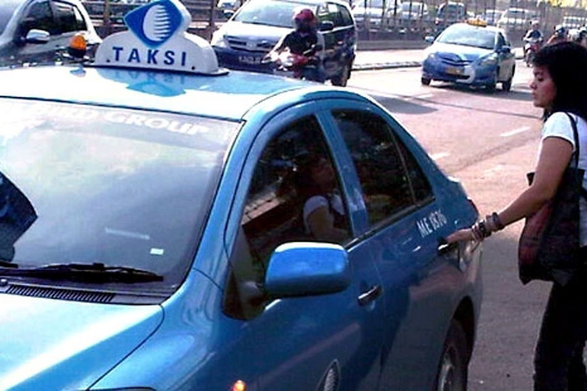 Untuk wanita: Pilihlah taksi yang berlisensi dan bisa dipercaya. Ikuti tips aman agar terhindar dari bahaya dalam taksi.