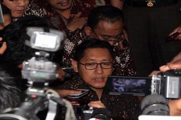 Komisi Pemberantasan Korupsi (KPK), Jakarta, Senin (6/5/2013) memeriksa mantan Ketua Umum Partai Demokrat Anas Urbaningrum sebagai saksi kasus dugaan korupsi Hambalang.. Sebelumnya, Anas tidak memenuhi panggilan pemeriksaan yang dijadwalkan pekan lalu. Anas diperiksa sebagai saksi untuk tersangka AAM (Andi Alfian Mallarangeng), DK (Deddy Kusdinar), dan TBMN (Teuku Bagus Muhammad Noer). Tampak Anas usai di periksa, di lanjutkan memberikan keterangan pers ke pada wartawan.
