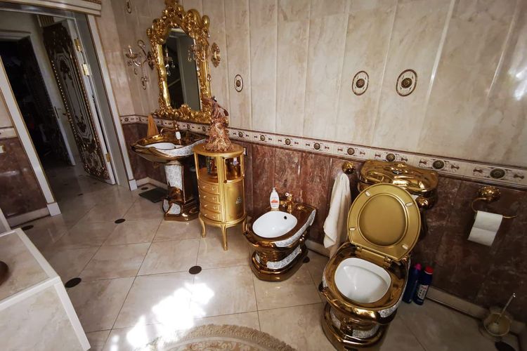 Petugas anti-korupsi yang menyelidiki Safonov telah merilis gambar properti itu, lengkap dengan toilet, bidet, dan wastafel berlapis emas murni.