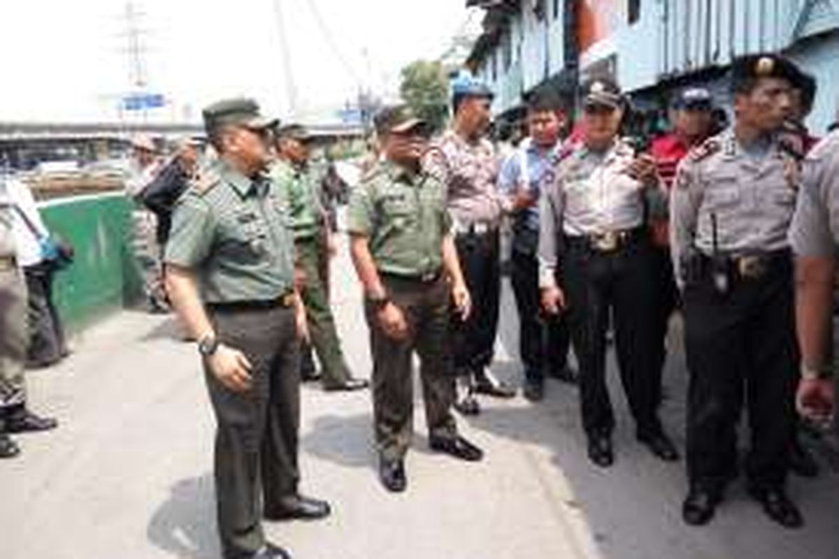 300 personel gabungan dari jajaran aparat kepolisian, TNI dan Satpol PP memberikan pengawalan terkait penberian SP-1 bagi warga RW 05 Kalijodo, Pejagalan, Penjaringan, Jakarta Utara pada Rabu (18/2/2016).