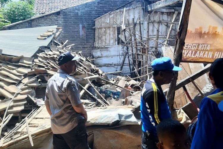 Seorang nenek di Desa Kendit, Kecamatan Kendit, Kabupaten Situbondo, Provinsi Jawa Timur tertimpa bangunan rumahnya.