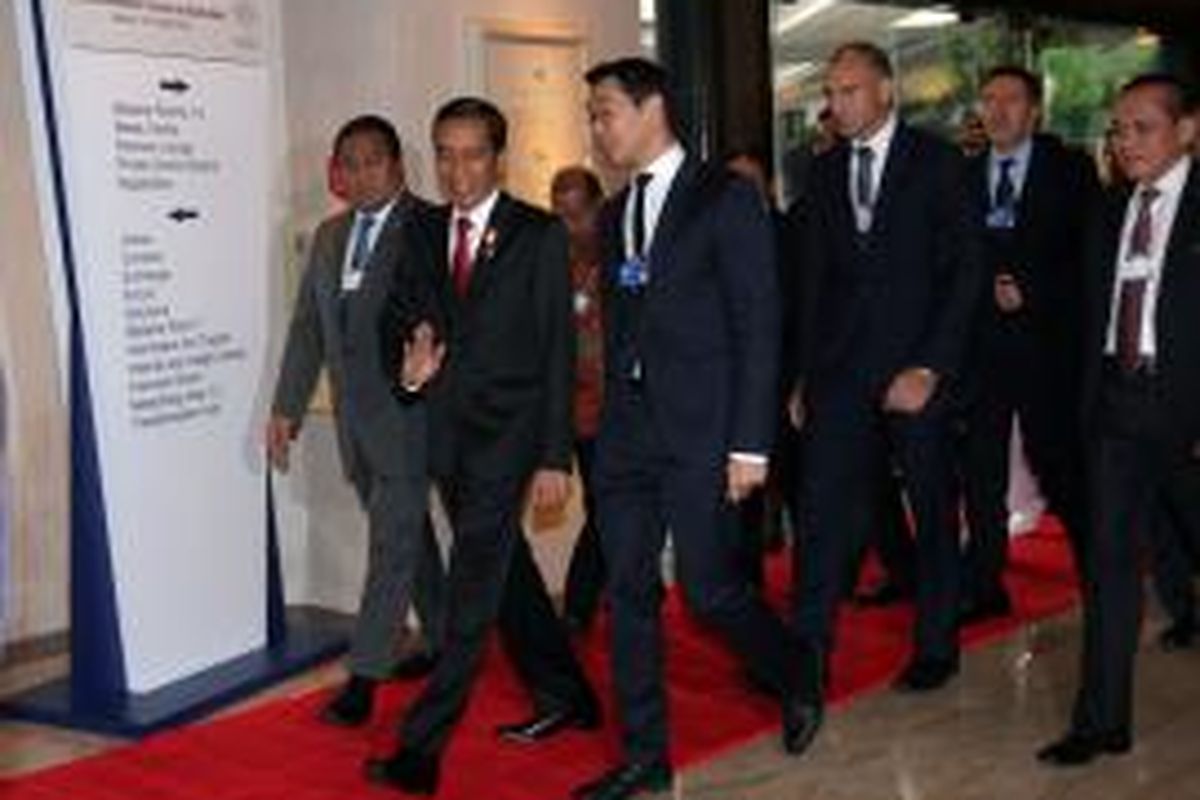 Presiden Joko Widodo (dua kiri) didampingi Managing Director of World Economic Forum on East Asia (WEF-EA) bersama Menteri Perdagangan Rahmat Gobel (kiri) saat akan membuka WEF-EA di Hotel Shangri-La Jakarta, Senin (20/4/2015). 
Forum menyatukan para pelaku bisnis, politisi, akademisi dan pemimpin masyarakat untuk membentuk agenda dalam ruang lingkup global regional serta industri, berlangsung 19 - 21 April 2015.