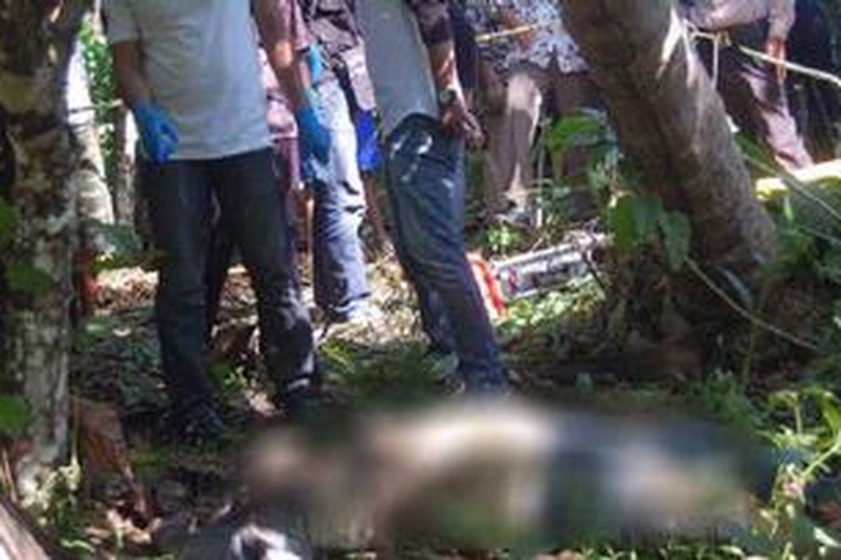 Aparat Kepolisian Resor (Polres) Bone Sulawesi Selatan tengah melakukan identifikasi terkait penemuan mayat wanita tanpa identitas dikerubuti belatung di sebuah keun coklat milik warga, Jumat (21/12/2012).