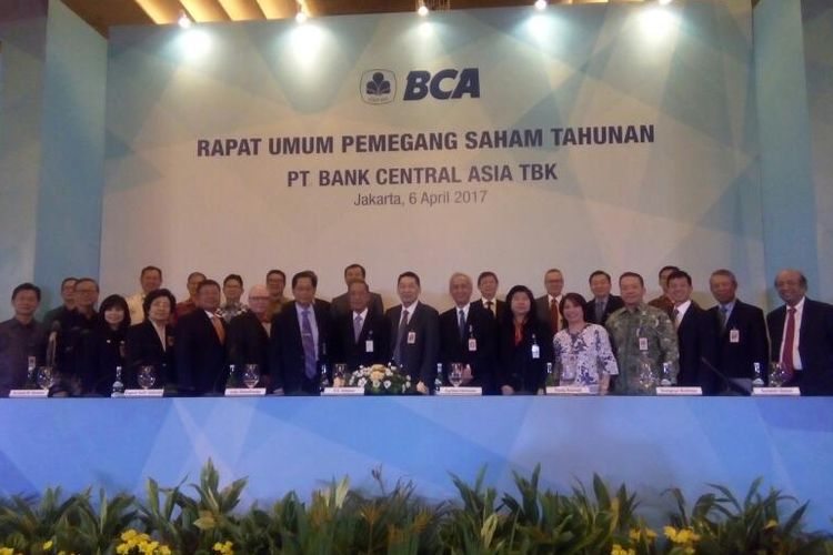 Jajaran direksi bersama kepala kantor wilayah berfoto seusai Rapat Umum Pemegang Saham Tahunan PT Bank Central Asia Tbk (BBCA), di Jakarta, Kamis (6/4/2017).