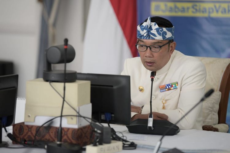 Gubernur Jawa Barat (Jabar) Ridwan Kamil saat menghadiri pembukaan tahun ajaran 2021-2022 dan pengenalan lingkungan sekolah (PLS) bagi siswa baru sekaligus pembinaan peningkatan pemahaman ideologi Pancasila, wawasan kebangsaan, serta pembinaan kepramukaanvia konferensi video di Gedung Pakuan, Kota Bandung, Kamis (15/7/2021).