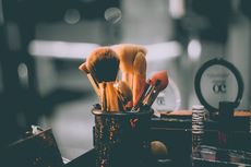 7 Langkah Praktis Membersihkan Kuas Makeup