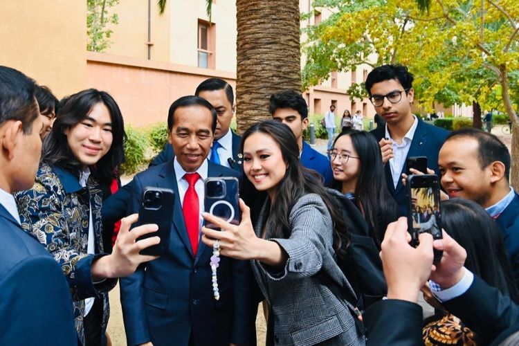 Presiden Joko Widodo melayani permintaan foto selfie para mahasiswi usai memberikan kuliah umum di Stanford University, San Fransisco, Amerika Serikat, Rabu (15/11/2023) waktu setempat. 