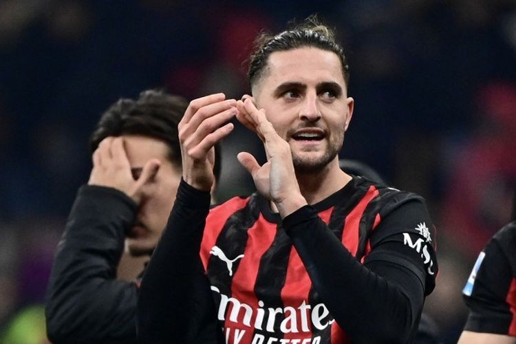 Gelandang AC Milan Adrien Rabiot merayakan kemenangan timnya di akhir pertandingan Serie A Italia antara AC Milan dan Lazio di stadion San Siro di Milan pada tanggal 29 November 2025.