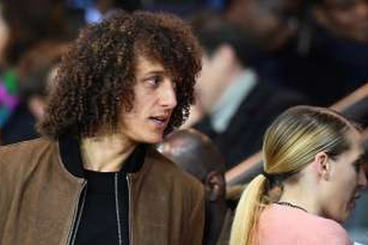 Bek Chelsea, David Luiz, berada di Parc des Princes untuk menyaksikan laga Ligue 1 antara Paris Saint-Germain dan Rennes, Minggu (6/11/2016).