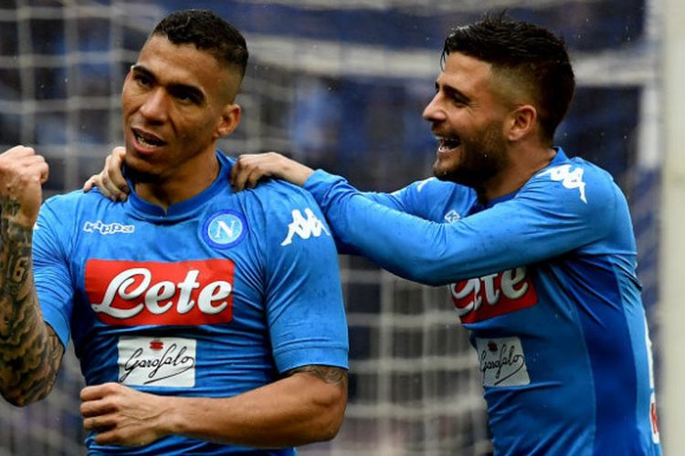 Pemain Napoli, Allan, melakukan selebrasi seusai menjebol gawang SPAL dalam partai Liga Italia di Stadion San Paolo, Minggu (18/2/2018).