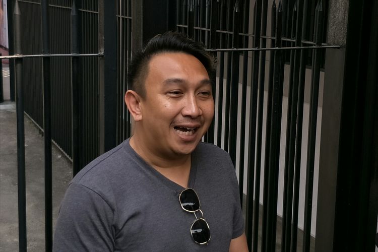 Presenter Augie Fantinus usai menjenguk Nunung di Polda Metro Jaya, kawasan Semanggi, Jakarta Selatan, Kamis (25/7/2019).