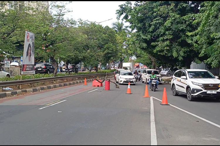 Polisi pasang cone penanda di akses masuk Flyover RS Mitra Kemayoran, Jakarta Pusat, Minggu (31/12/2023).