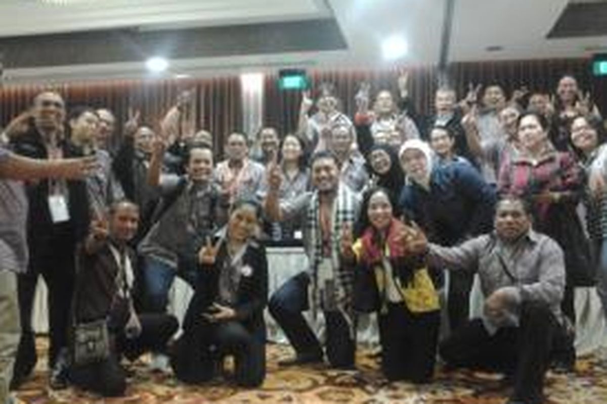Para relawan Jokowi-JK foto bersama usai pleno KPu DKI Jakarta di Hotel Borobudur, Jakarta, Sabtu (19/7/2014).