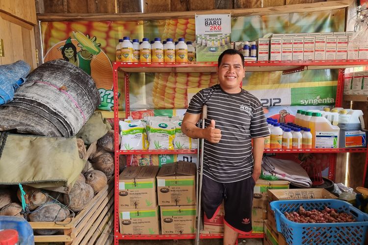 Abdul Hasan Polohe (41) berfoto di dalamm kiosnya di Desa Rompo, Kecamatan Lore Tengah, Kabupaten Poso, Provinsi Sulawesi Tengah, Mingu (2/6/2024).