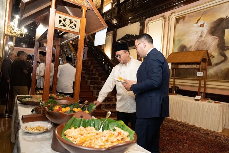 Salah satu unggulan perkenalan berbuka puasa ala Indonesia di Kedutaan Besar RI Washington DC, AS, 13 April 2023,  adalah kuliner khas Indonesia semisal kambing guling, ayam suwir bali, rendang, bakso, serta bubur sumsum.