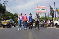 Seorang Pengendara Motor Menangis Saat Mengheningkan Cipta untuk Pahlawan