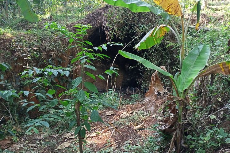 Sebuah bunker bekas peninggalan Belanda berdiri di tengah perkebunan warga di Cicalengka, Kabupaten Bandung. Warga setempat menyebutnya Gua Peteng.