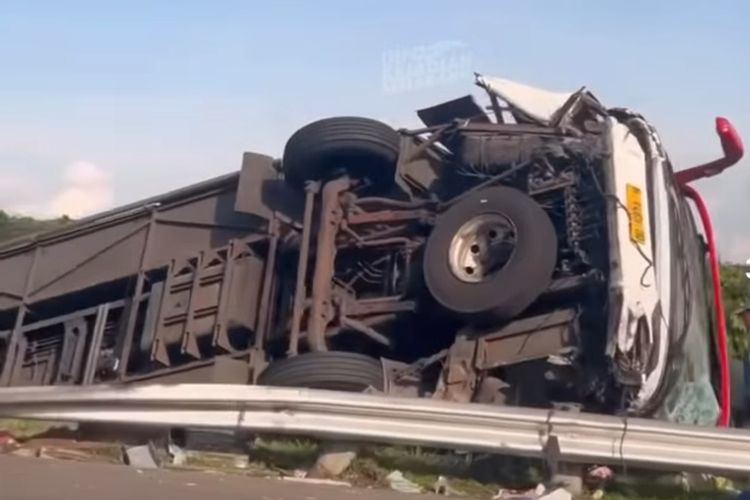 Kecelakaan di Tol Banyumanik, Bus Terguling Usai Tabrak Truk