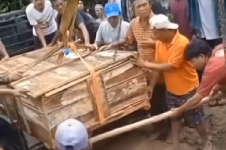 Tangkap layar, pemakaman NG (36) warga asal Kecamatan Weru, Kabupaten Sukoharjo, Jawa Tengah, mengunakan alat derek viral di media sosial Instagram.
