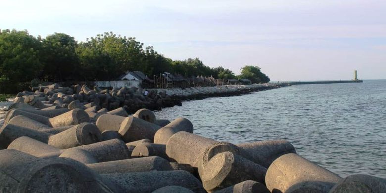 Tanggul pemecah ombak di Pantai Bangka Jaya, Kecamatan Dewantara, Aceh Utara, Senin (13/5/2019).