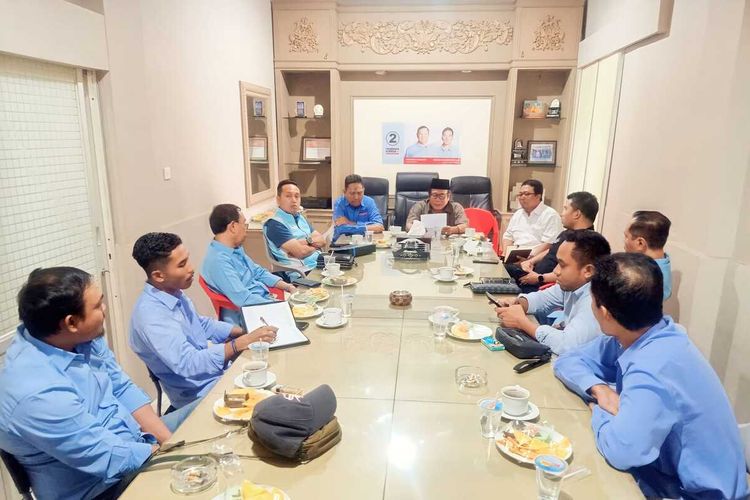 Rapat persiapan kunjungan Prabowo bersama parpol koalisi dan relawan di Sekretariat TKD Prabowo-Gibran pada Kamis (1/2/2024).